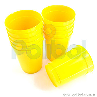 Vasos de plástico amarillo.