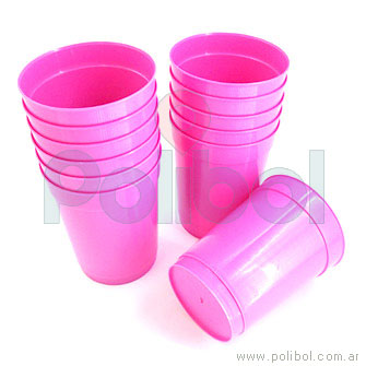 Vasos de plástico rosa.